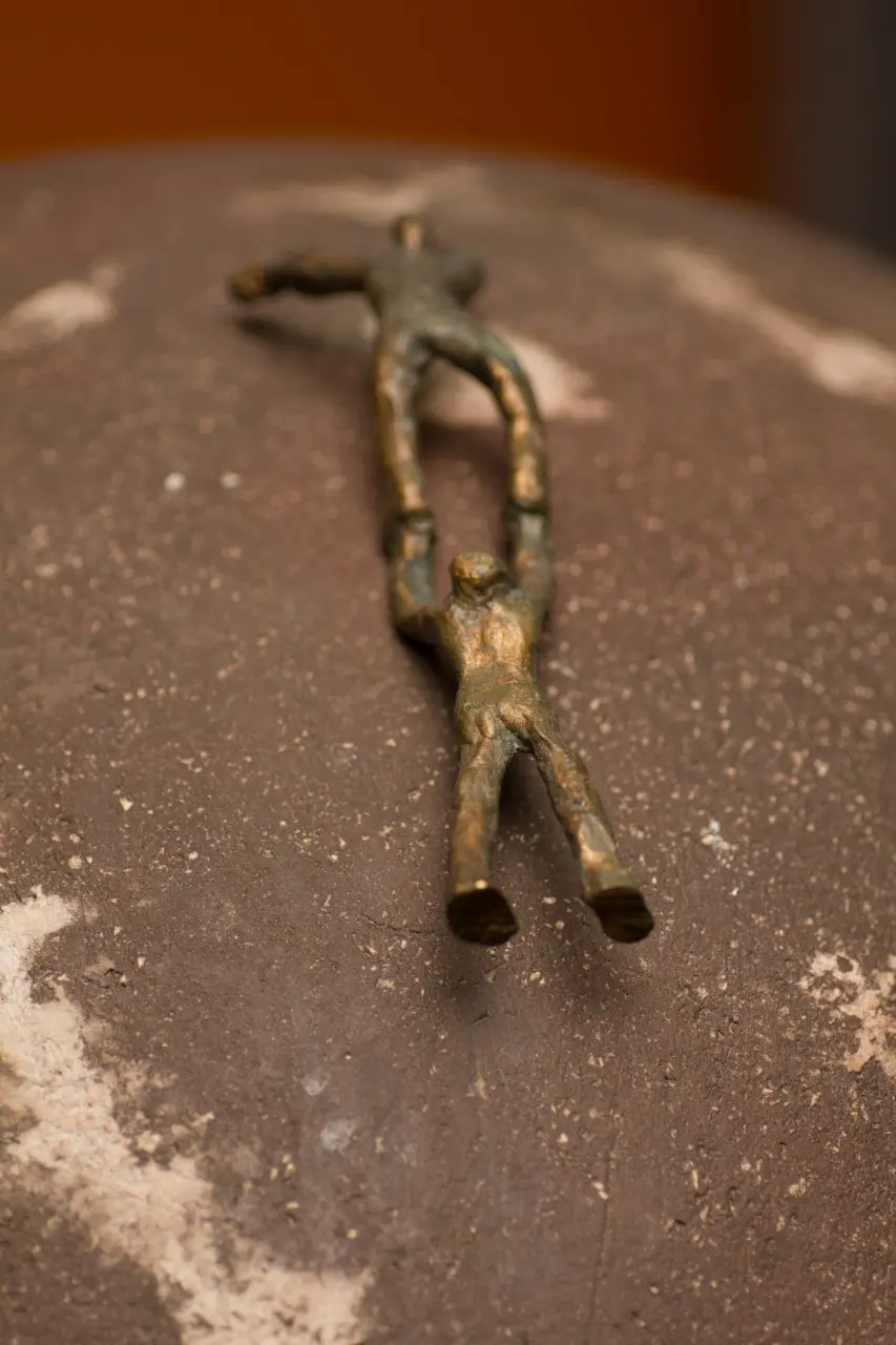 Bronzen figuren op een wereldbol Veerle De Vos Knokke