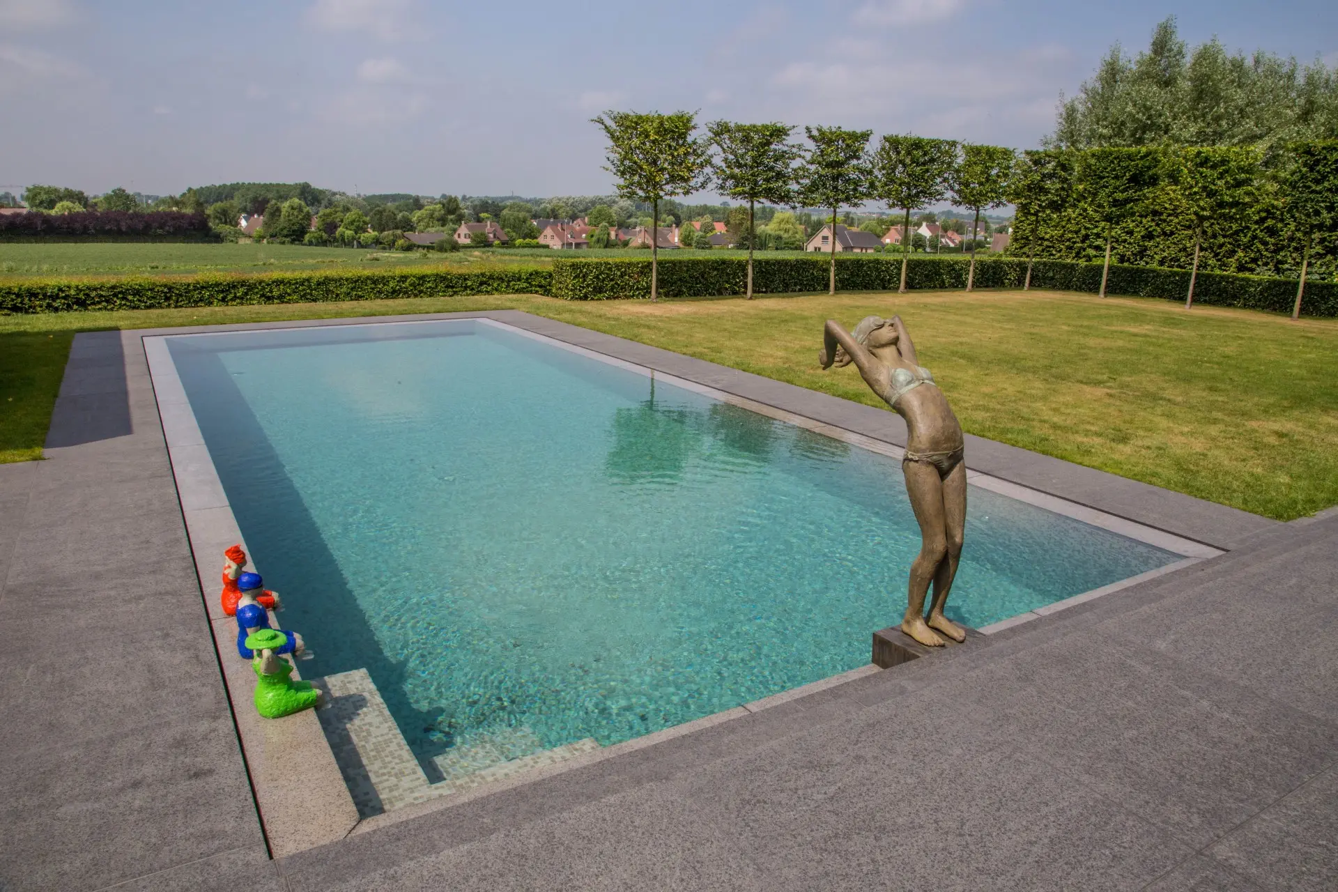 Levensgrote beelden voor aan zwembad Veerle De Vos