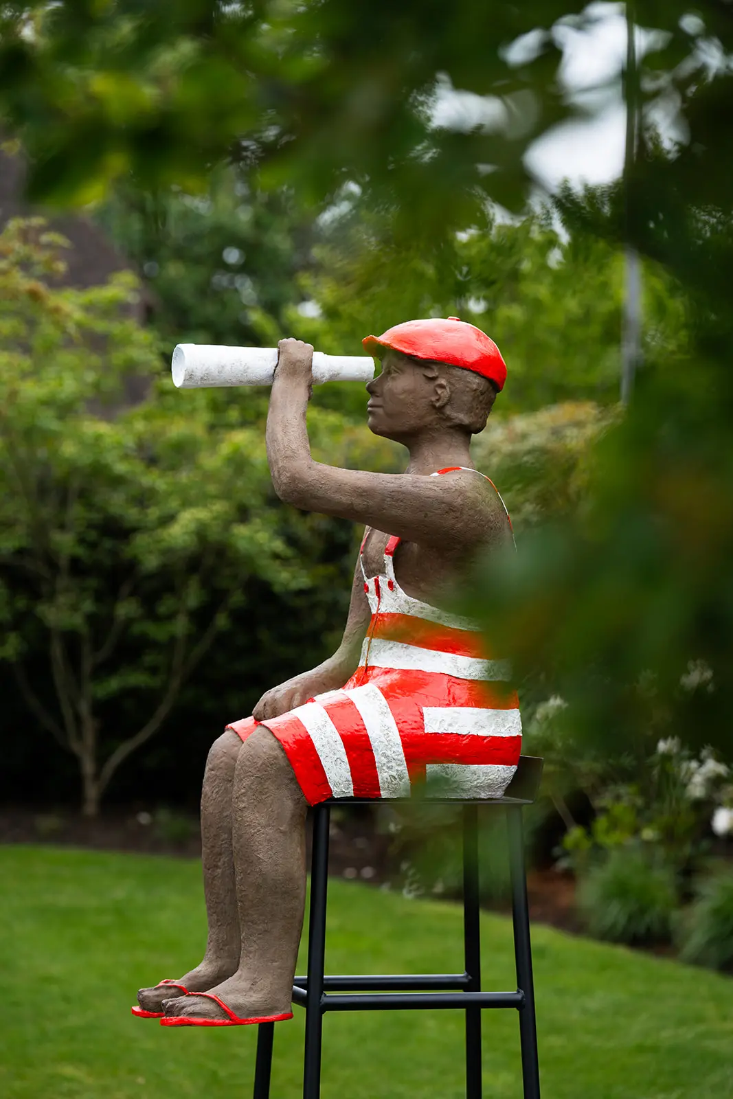 Man met verrekijker Kunst voor in de tuin Veerle De Vos Knokke