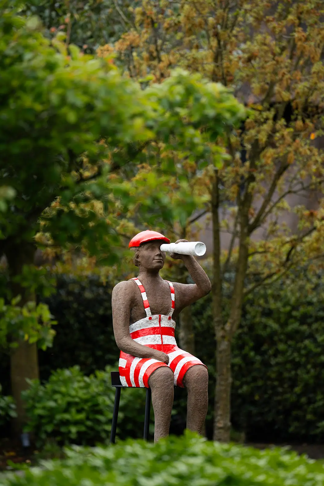 Man met verrekijker Tuinbeeld Veerle De Vos Knokke