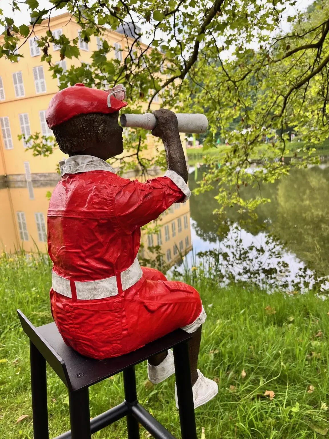 Man met verrekijker Veerle De Vos Beeld voor in de tuin