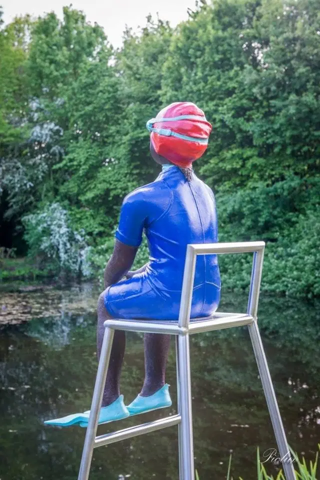 Veerle De Vos zwemliesje polyester brons kijkend over het water