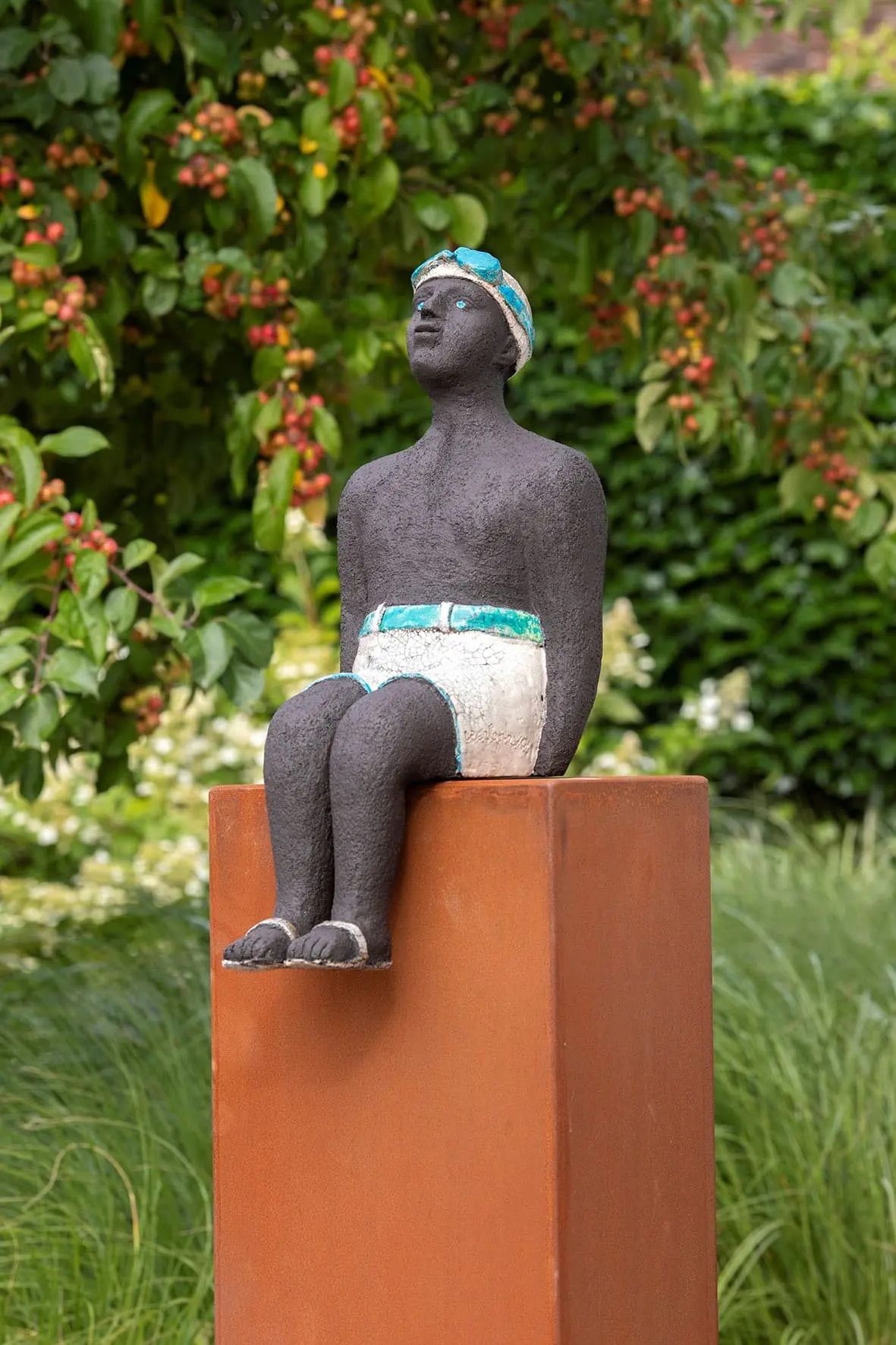 Turend mannetje beeld in Keramiek Raku kan ook in brons en polyester Kunstenares Veerle De Vos Prijzen Galerij