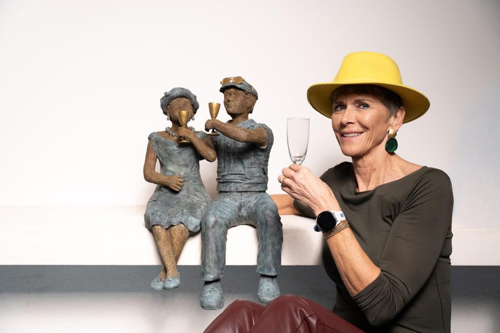 Veerle De Vos, poserend met haar kunstwerken.