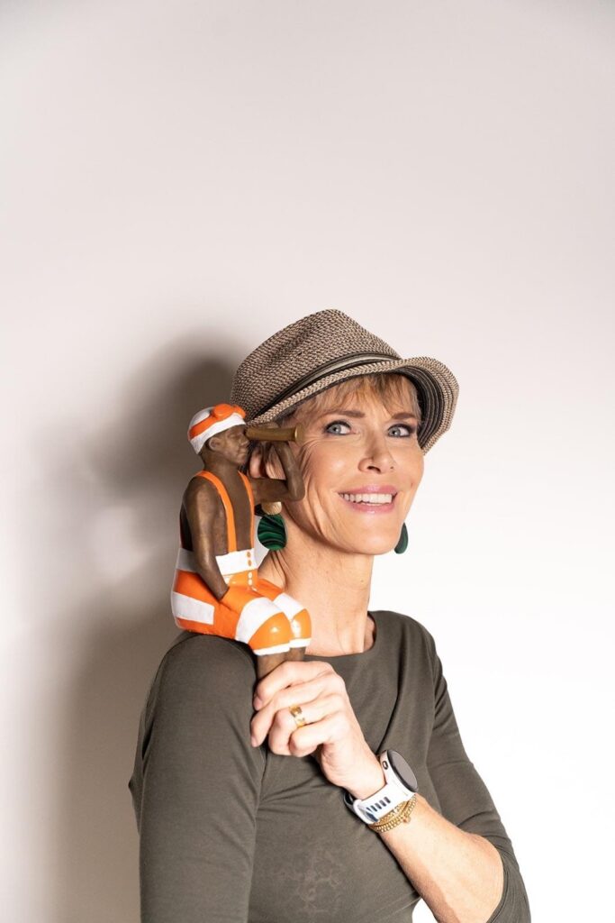 Veerle De Vos, poserend met haar kunstwerken.