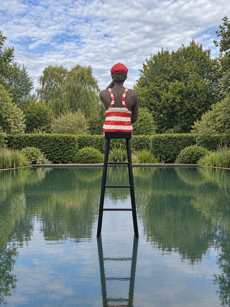 Tuinbeeld op redderstoel met verrekijker van Veerle De Vos aan het zwembad